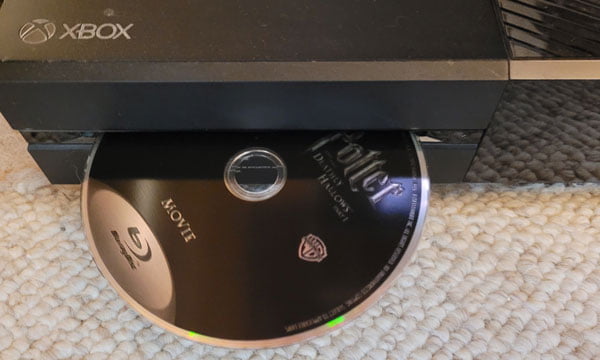 Inserting Blu-ray disc into Xbox One